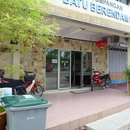 Kampong Sungai Putat Batu Berendam Inn מראה חיצוני תמונה
