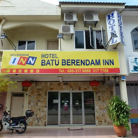 Kampong Sungai Putat Batu Berendam Inn מראה חיצוני תמונה