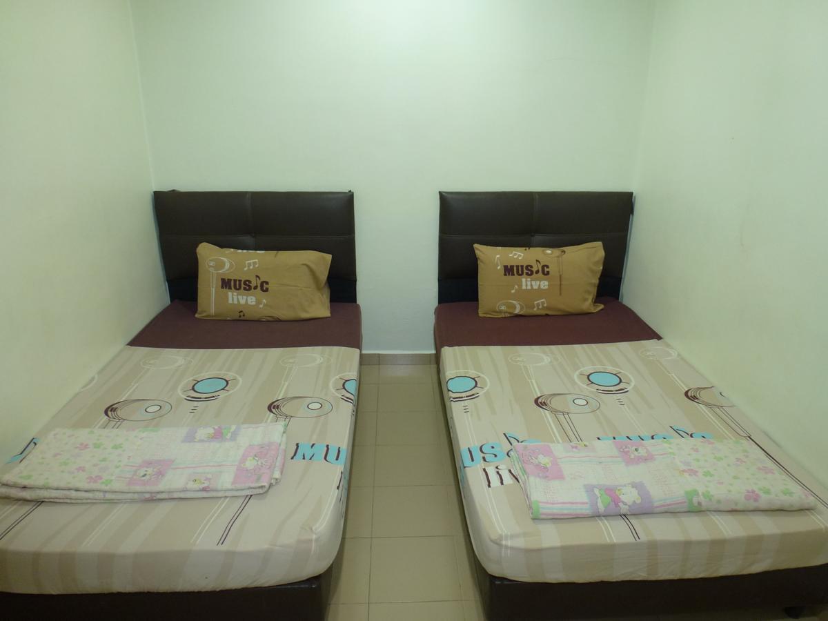 Kampong Sungai Putat Batu Berendam Inn מראה חיצוני תמונה