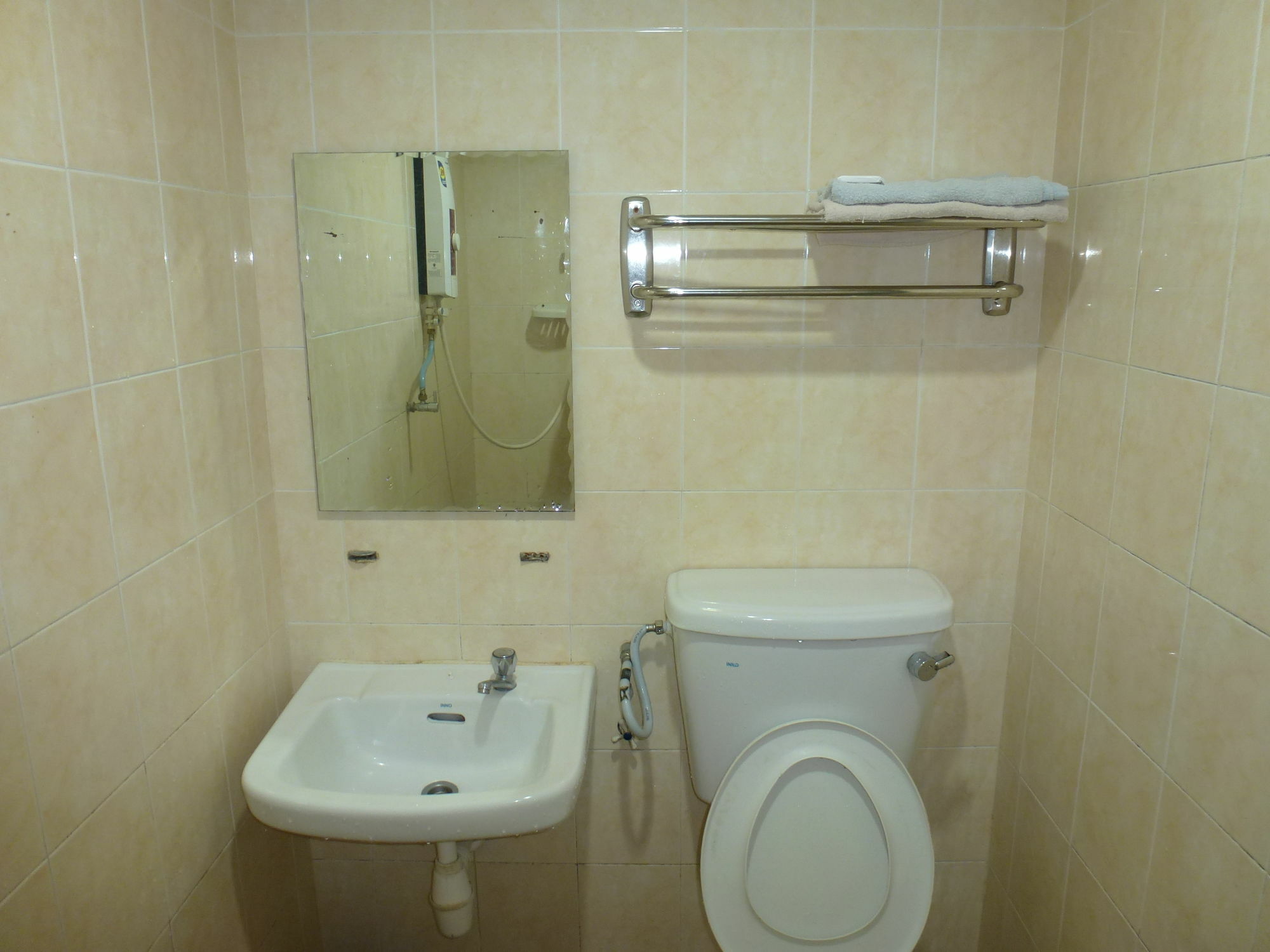 Kampong Sungai Putat Batu Berendam Inn מראה חיצוני תמונה